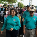 Pj Wali Kota Zanariah saat ikut jalan sehat bersama para pegawai RSUD Gambiran Kota Kediri. Foto: Ist.