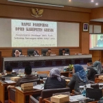 DPRD Gresik saat menggelar paripurna dengan agenda PA Fraksi terhadap RAPBD 2024. Foto: SYUHUD/ BANGSAONLINE.com