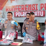 Konferensi pers terkait pencurian emas di Mapolres Batu.