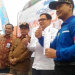 Kepala SMK PGRI 3 Lukman Hakim bersama Kepala BNN Kota Malang AKBP Bambang menunjukkan MoU kerja sama bebas narkoba, disaksikan Plt Wali Kota Malang Sutiaji dan Kabid SMK Dinas Pendidikan Provinsi Jatim Hudiono, Selasa (3/7). foto: Iwan Irawan/bangsaonline.com