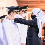 Gubernur Jawa Timur Khofifah Indar Parawansa saat melantik 17 Kepala dan Wakil Kepala Daerah yaitu Bupati dan Wakil Bupati serta Wali Kota dan Wakil Wali Kota hasil Pilkada Serentak Tahun 2020 Provinsi Jatim di Gedung Negara Grahadi Surabaya, Jumat (26/2). foto: ist