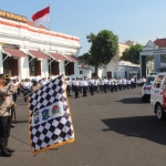 Kapolrestabes Surabaya, Kombes Pol A. Yusep Gunawan ketika memberangkatkan bansos ke Polsek jajaran untuk didistribusikan pada masyarakat terdampak Covid-19.