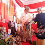 Pj Gubernur Jatim saat meninjau stan pameran.