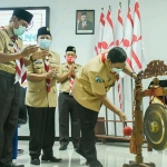 Wali Kota Kediri Abdullah Abu Bakar membuka Musyawarah Cabang (Muscab) Gerakan Pramuka Kota Kediri 2020 ditandai dengan pemukulan Gong. (foto: ist.)