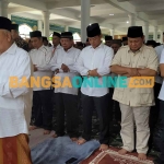 Prabowo Subianto saat salat jemaah dzuhur yang diimami Prof Dr KH Asep Saifuddin Chalim, MA, di Masjid Raya KH Abdul Chalim Pondok Pesantren Amanatul Ummah Pacet Mojokerto Jawa Timur, Ahad (21/5/2023). Foto: M Mas