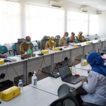 Bupati Kediri Hanindhito Himawan Pramana saat memimpin rapat dengan jajaran BPJS. Foto: Ist.