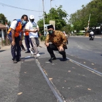SUDAH MULUS: Bambang Haryo Soekartono (BHS) didampingi KAI Daop 8 Surabaya melihat perlintasan KA Kalitengah yang sudah diperbaiki, Sabtu (8/8). foto: MUSTAIN/ BANGSAONLINE