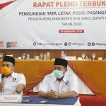 Pasangan Ony-Antok saat menggelar konferensi pers.