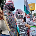 Para perempuan anggota PUI Kediri Raya yang ikut aksi demo dan penggalangan dana di Alun-alun Kota Kediri, Sabtu (29/5). foto: MUJI HARJITA/ BANGSAONLINE.com