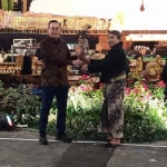 Direktur Keuangan dan Umum Petrokimia Gresik, Adityo Wibowo (kiri) menyerahkan wayang kepada dalang Ki Anom Dwijokangko pertanda dimulai gelaran wayang kulit. Foto: Syuhud/Bangsaonline.
