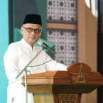 Menteri Haji dan Umrah Dr KH Mochammad Irfan Yusuf (Gus Irfan) saat menyampaikan sambutan dalam acara Halal Bihalal Ikapete di Pesantren Tebuireng,  Jombang, Sabtu (18/4/2026). Foto: dokumen Kemenhaj