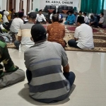 Para relawan Ikbar saat mendapat wejangan dari Prof. Dr. KH. Asep Saifuddin Chalim, M.Ag., di Guest Houses KH Abdul Chalim Pacet Mojokerto, Jumat (23/10/2020) malam. foto: bangsaonline.com