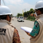 Petugas dari Dinas PUPR Kabupaten Kediri saat mengecek jalan jeglongan sewu yang kini sudah mulus. foto: ist.