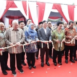 Gubernur Jatim, Khofifah Indar Parawansa saat melakukan prosesi pemotongan pita peresmian gedung DPD RI Jatim