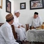  KH. Abdul Hakim Mahfudz saat sowan KH A Mustofa Bisri (Gus Mus) di kediamannya di Leyeh, Rembang, Jawa Tenngah, Jumat (21/11/2025). Foto: Ahmad Roziki