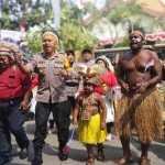 Kapolres AKBP Feby Hutagalung saat berjoget Sajojo bersama warga Papua.
