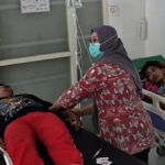 Sejumlah buruh PT BMI yang dirawat di RSI Nashrul Ummah Lamongan usai menghirup gas yang diduga beracun