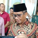 Menteri Koordinator Bidang Politik, Hukum, dan Keamanan (Menkopolhukam) Mahfud MD, usai menjadi Khatib salat Jumat di Masjid Agung Bangkalan, Jumat (7/7/2023).