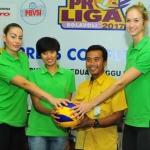 Panitia Proliga ke-16 foto bersama usai menggelar jumpa pers di gedung Wisma Kebomas Petrokomia Gresik. foto: SYUHUD/ BANGSAONLINE