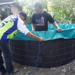 Warga membuat kolam lele dengan memanfaatkan terpal.