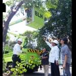 Ketua DPRD Gresik, H Abdul Hamid  bersama Bupati, Sambari HR ketika memantau langsung pemangkasan pohon. foto: syuhud/BangsaOnline.com