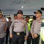 Kapolda Jatim meninjau arus balik di Simpang Mengkreng. foto: RONY S/ BANGSAONLINE