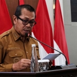 Wali Kota Batu ketika membacakan jawaban terhadap pandangan dewan soal APBD 2025.