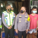 Kapolres Jombang, AKBP M Nurhidayat, bersama dua oknum anggotanya beserta sopir truk saat klarifikasi dan berdamai. foto: AAN AMRULLOH/ BANGSAONLINE