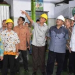 Rombongan DPR-RI saat meninjau tiga PG yang dikabarkan akan ditutup.