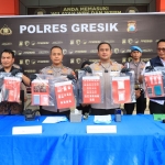 Kapolres AKBP Ramadhan Nasution (dua dari kanan) menunjukkan barang bukti narkoba yang disita dari kedua tersangka. foto: ist.