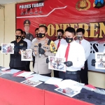 Kapolres Tuban, AKBP Ruruh Wicaksono (pegang mik) saat memimpin rilis pers kasus pengambilan jenazah Covid-19 secara paksa.