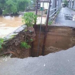 Kondisi jembatan Jenggrik di Desa Gayuhan yang bolong tergerus air bah. foto: ist