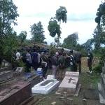DIBONGKAR. Karena di tubuh jenazah banyak luka, makam anggota TNI AD Kopka Andi Pria Dwi Harsono dibongkar. foto : Arief kurniawan/bangsaonline