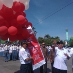 Imam Utomo saat melepas balon bersama Pj Bupati Pamekasan.