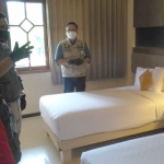 Tim monitoring dari DPMPTSP dan Naker bersama tim pengawas tenaga kerja Disnaker Provinsi Jatim saat melakukan monitoring di salah satu hotel di Kota Batu, Selasa (9/6).