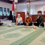 Sekda Gresik, Achmad Washil Miftahul Rachman, saat bersilaturahmi dengan wartawan. Foto: SYUHUD/BANGSAONLINE.