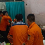 Evakuasi penemuat mayat dalam rumah di Surabaya.