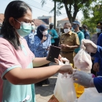 Kegiatan operasi pasar yang dilakukan Pemkot Surabaya.