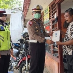 Kasat Lantas Polres Bojonegoro AKP Amirul Hakim memberikan bantuan kepada korban kecelakaan lalu lintas di Bojonegoro. 