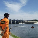 Tim BPBD dan Basarnas Bojonegoro saat melakukan pencarian.