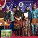 Wali Kota Risma saat menghadiri acara buka puasa bersama warga Sememi dan Klakah Rejo, Minggu (19/5). foto: YUDI ARIANTO/ BANGSAONLINE