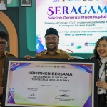 Moh Anang Kurniawan, Kepala Dinas Pendidikan Kota Kediri (tengah) bersama Deasi Surya Andarina, Deputi Kepala KPw BI Kediri.  (Ist)