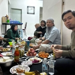 Ketua Fraksi Gerindra DPRD Jatim, Muhammad Fawait atau yang akrab disapa Gus Fawait, saat bertemu pekerja migran asal Jawa Timur di Malaysia. Foto: Ist