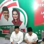 Gus Ipul bersama Ketua DPW PKB Jawa Timur Abdul Halim Iskandar ketika ditemui di posko pemenangan Gayungsari, Jumat (29/6). foto: YUDI A/ BANGSAONLINE