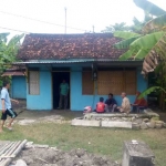 Rumah korban didatangi para tetangganya untuk melayat.