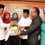 Sambari, didampingi Qosim ketika menyerahkan buku memori kepada Penjabat Bupati, Akmal Budianto. foto: syuhud/BANGSAONLINE
