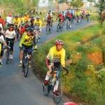 Pangdam V/Brawijaya Mayjen TNI I Made Sukadana (kiri depan) saat gowes. foto: penrem