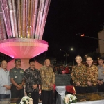 Bupati Sambari bersama pejabat Forkompinda dan President Director PT. Smelting foto bersama dengan latar belakan Tugu Lontar. foto: SYUHUD/ BANGNSAONLINE