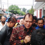 Bambang Haryo memakai baju batik merah.