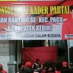 Ketua DPC PDI Perjuangan Kabupaten Kediri, Murdi Hantoro, saat memberikan pembekalan kepada para kader partai di Kecamatan Pagu. foto: MUJI HARJITA/ BANGSAONLINE